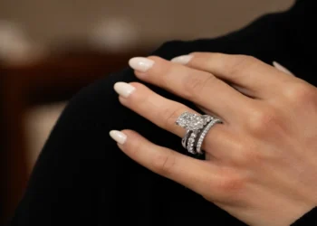 HOW TO CHOOSE A DIAMOND SHAPE THAT FITS YOUR STYLE